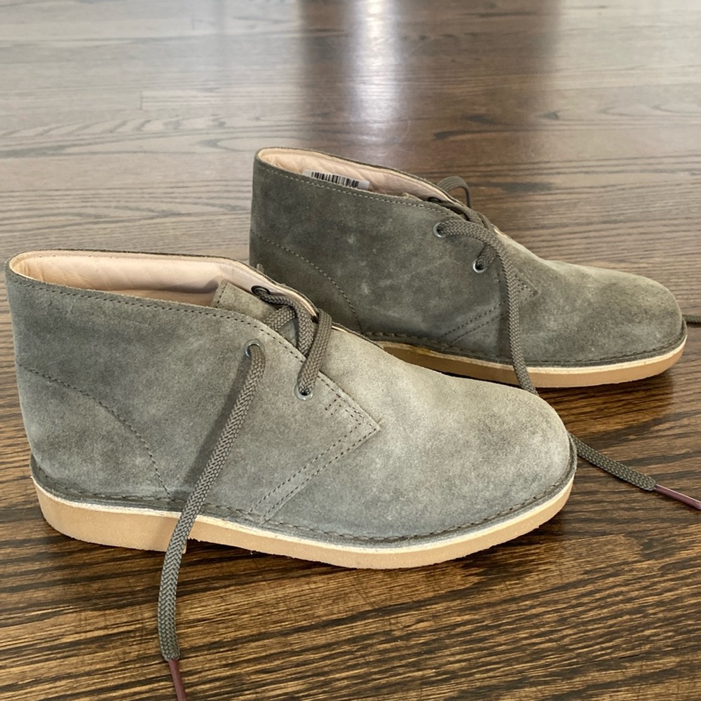 Clarks original boys size 1 Wide army green in color chukka boots gently worn.